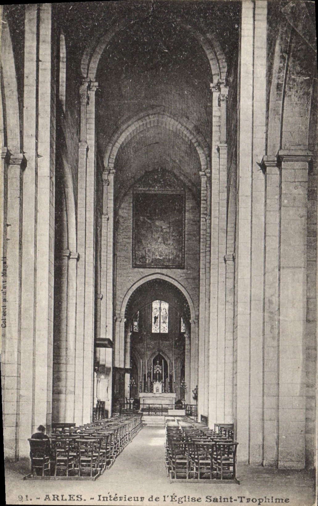 CPA Arles Interieur de l'Eglise Saint Trophime