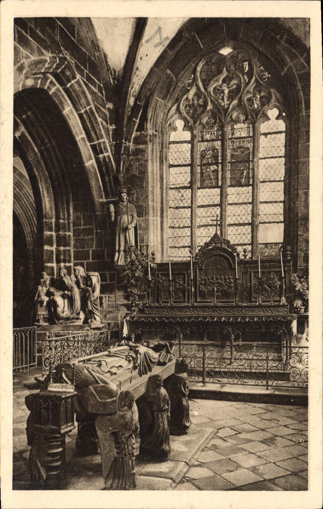 CPA Locronan (XVe siecle) Interieur de la Chapelle du Penily ou se trouve le Tombeau de Saint Ronan