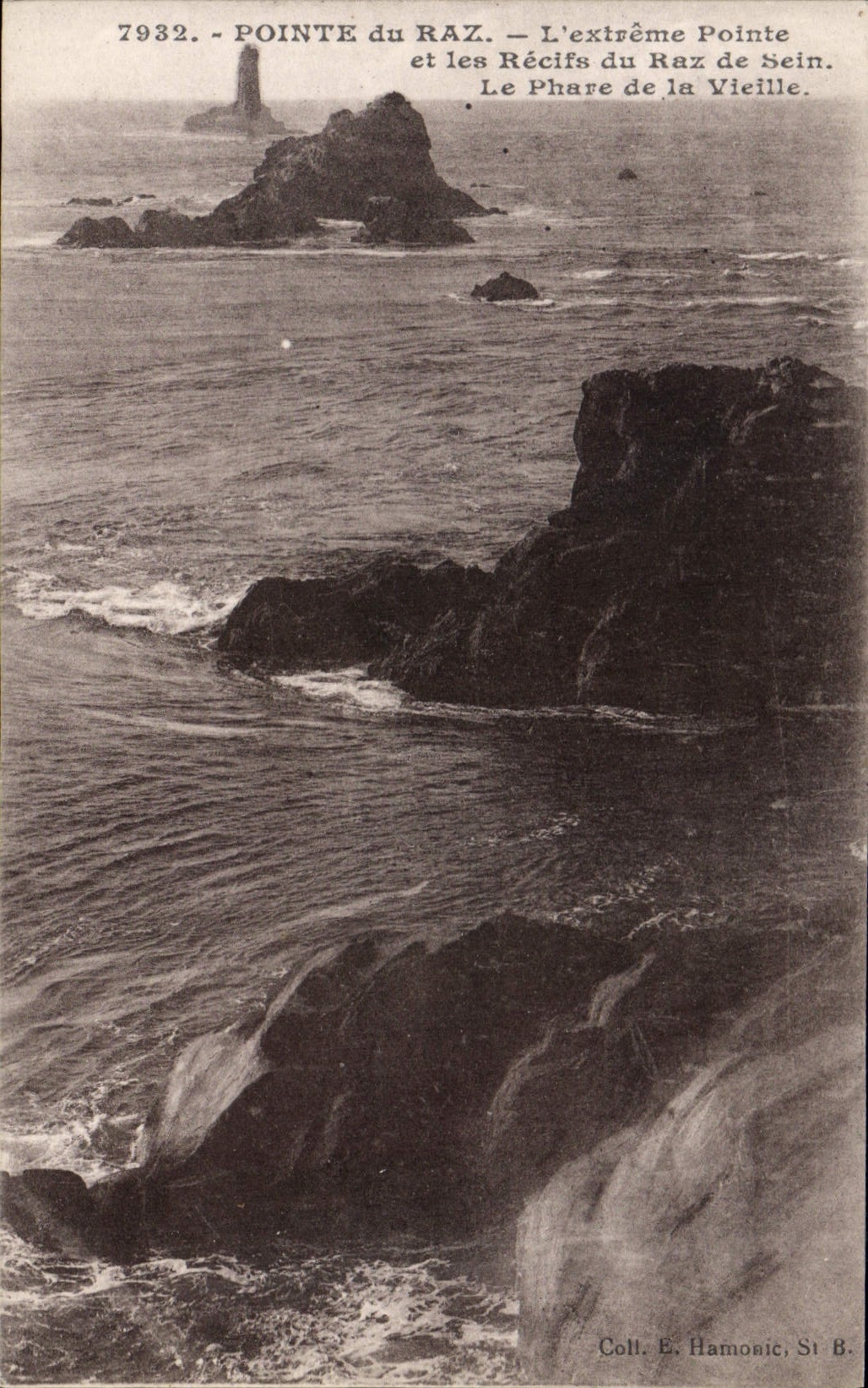CPA Pointe du Raz L'Extreme Pointe et les Recifs du Raz de Sein Le Phare de la Vieille