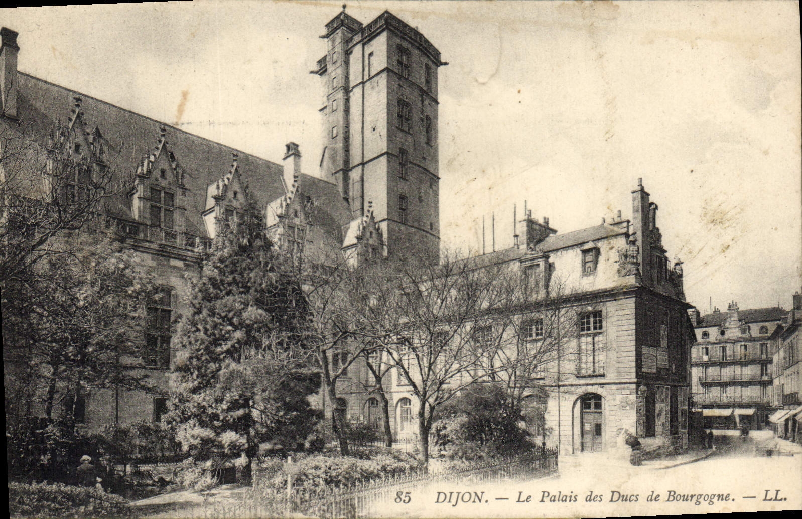 CPA Dijon Le Palais des Ducs de Bourgogne