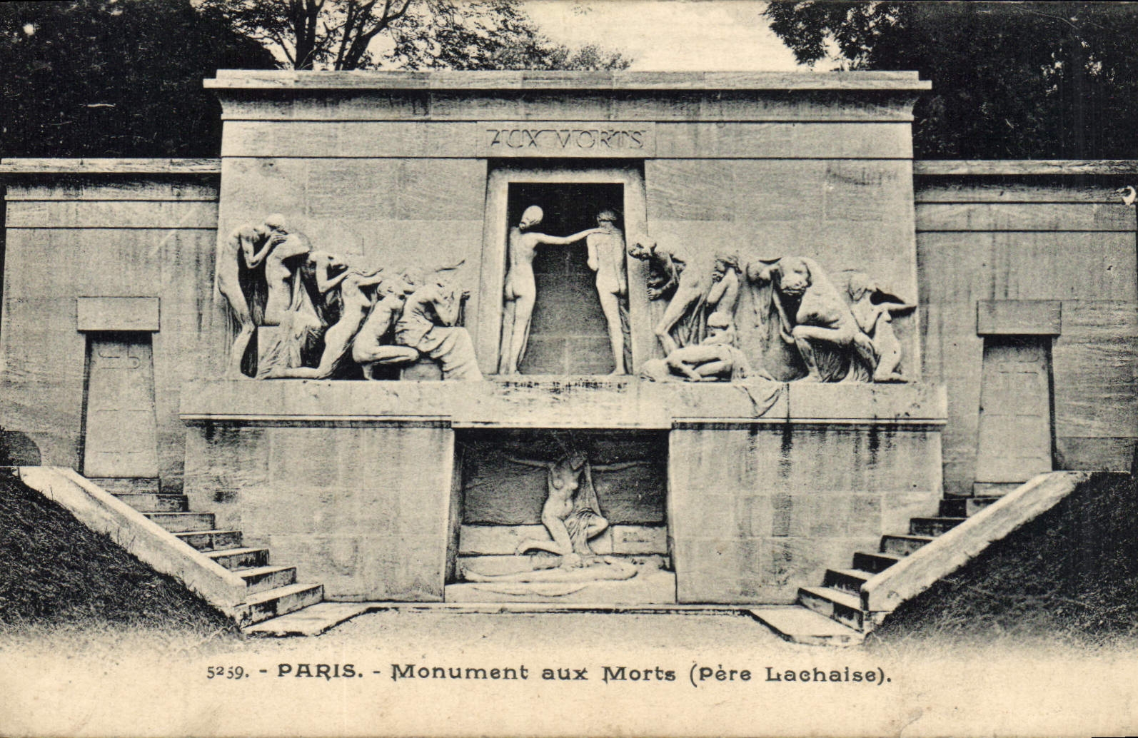 CPA Paris Monument aux Morts (Pere Lachaise)