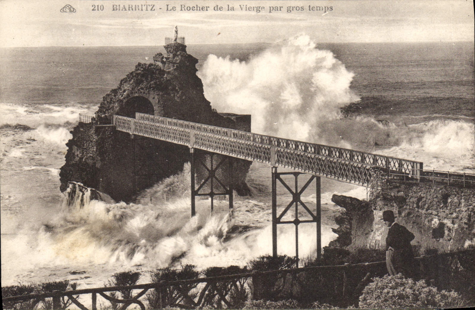 CPA Biarritz Le Rocher de la Vierge par gros temps