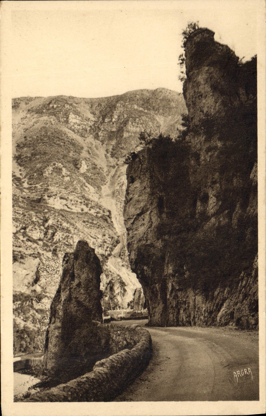 CPA Gorges du Tarn De Ste Enimie a la Malene La route tres sinueuse longe de hautes falaises vertica