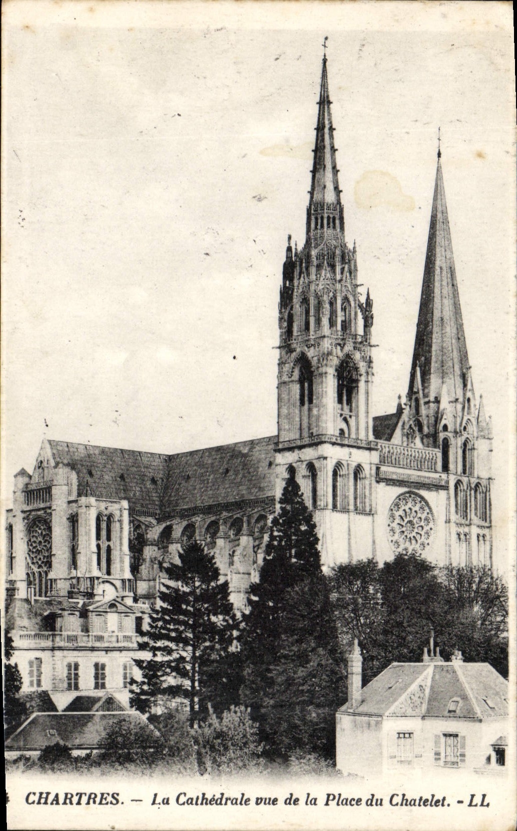 CPA Chartres La Cathedrale vue de la Place du Chatelet