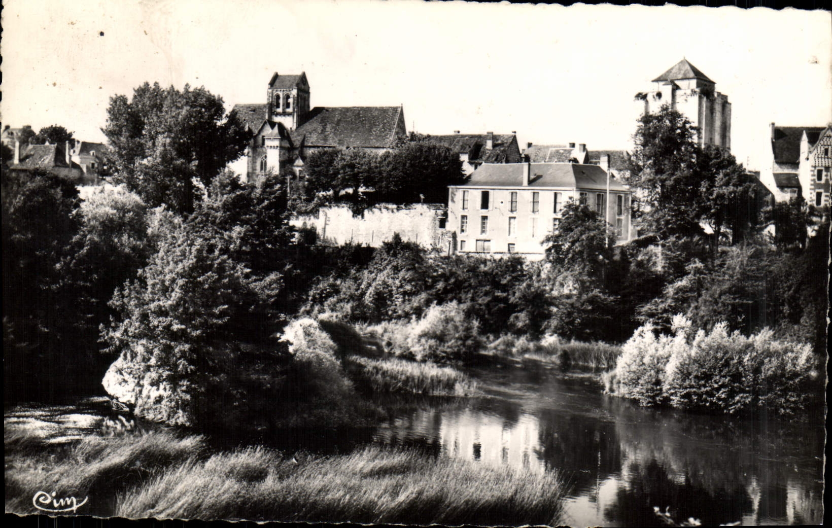 CPA La Roche Posay les Bains (Vienne) L'Eglise fortifiee (XIIIe XIVe s) Le Donjon et la Val de Creus