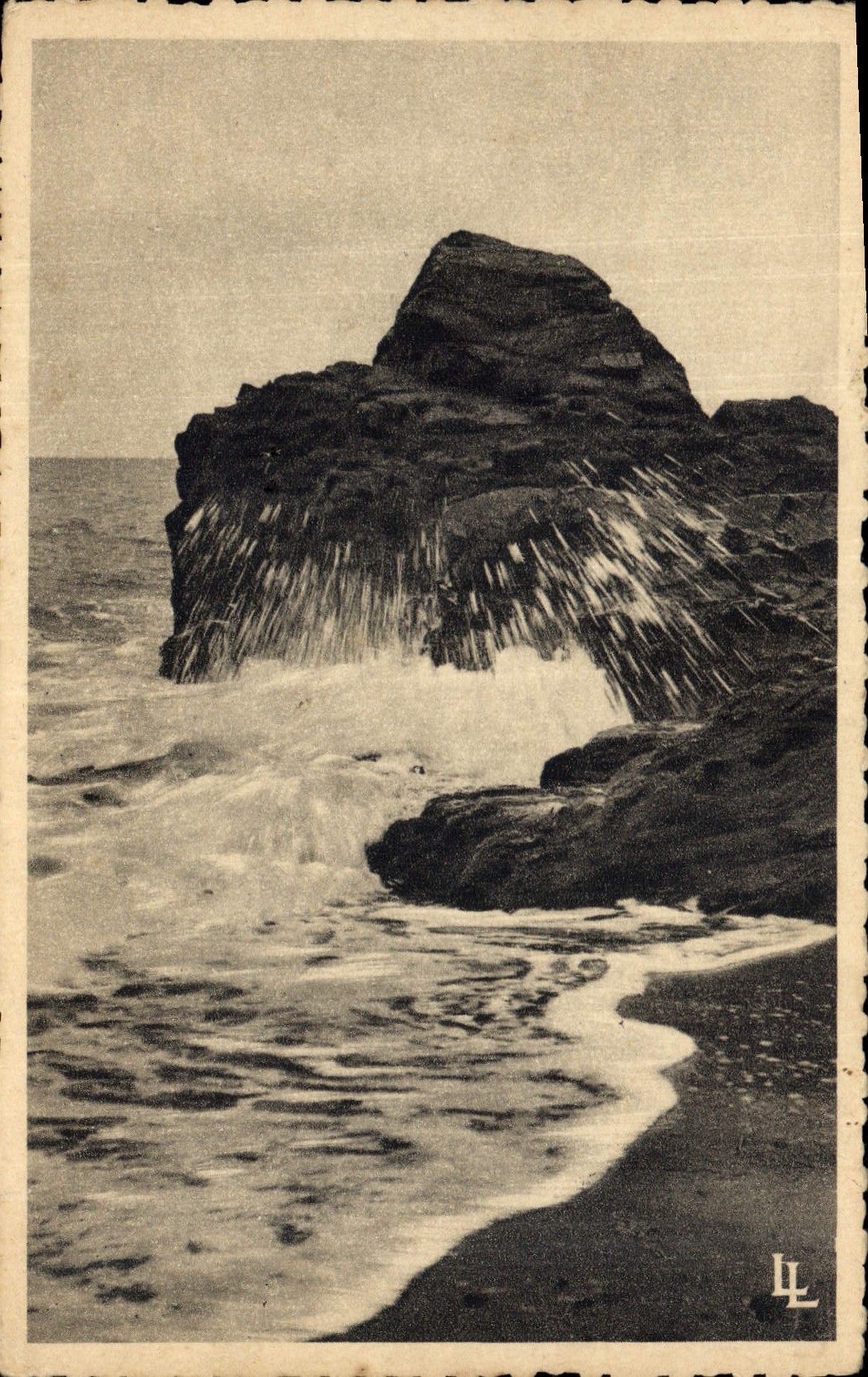 CPA Granville (Manche) Effet de Mer dans les Rochers sous le Jardin