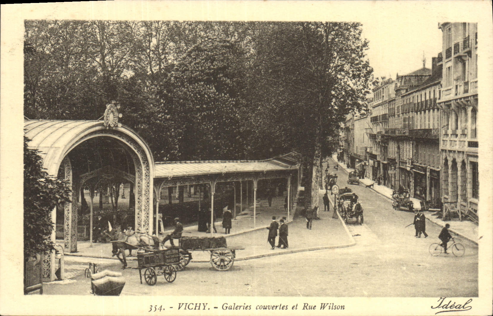 CPA Vichy Galeries couvertes et Rue Wilson