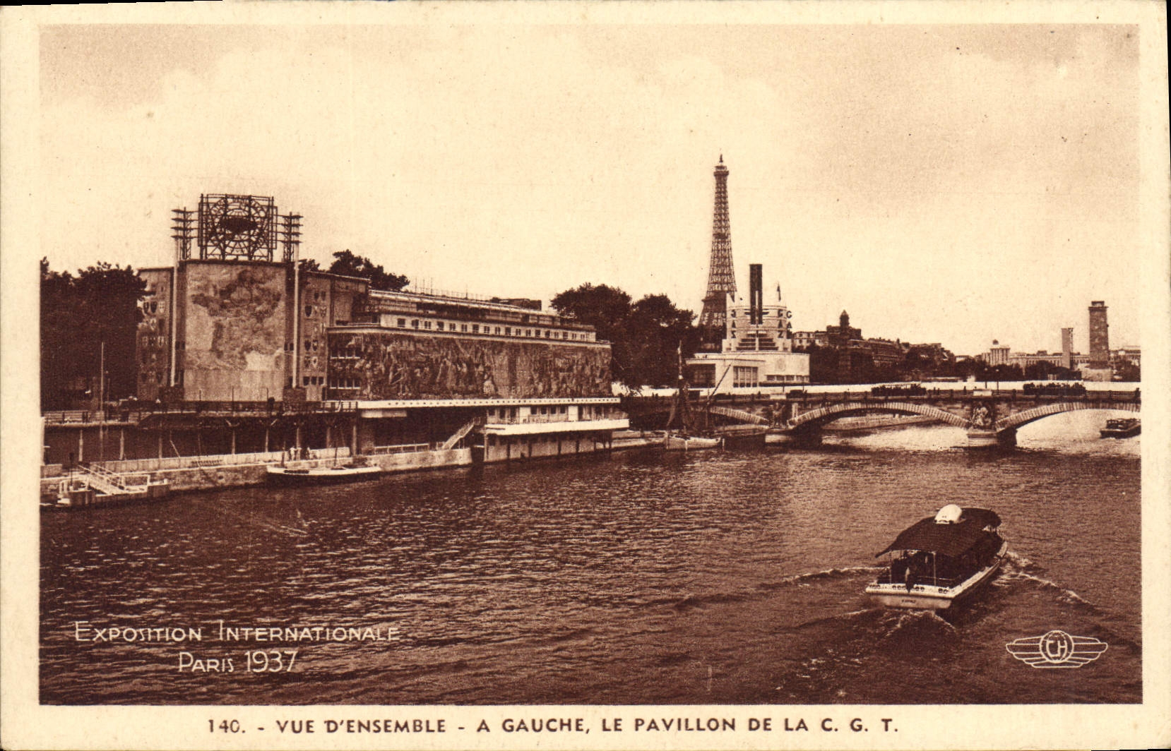 CPA Exposition Internationale Paris 1937 Vue d'ensemble a gauche Le Pavillon de la C G T Tour Eiffel