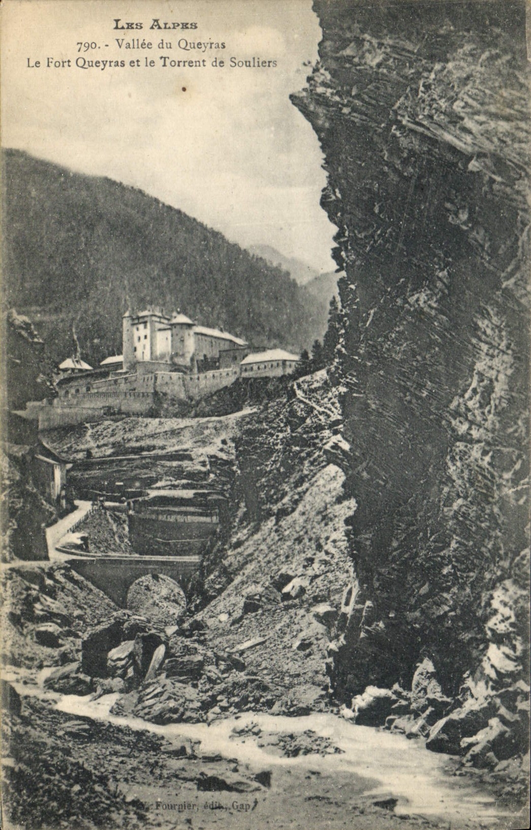CPA Les Alpes Vallee du Queyras Le Fort Queyras et le Torrent de Souliers