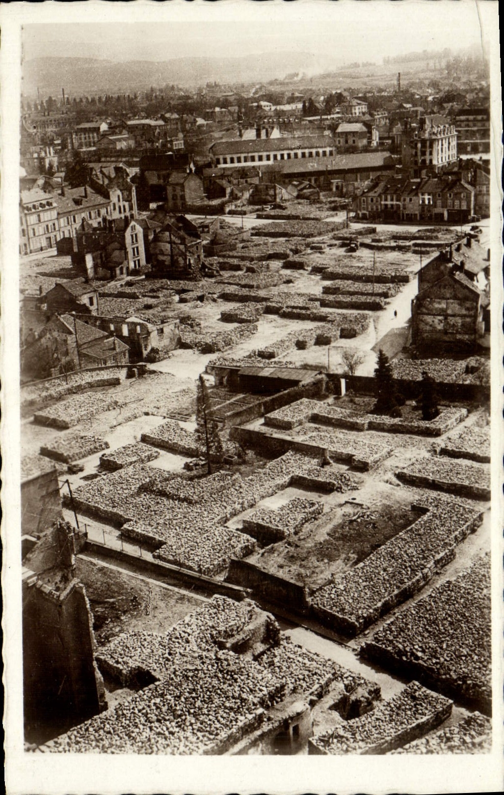 CPA Cathedrale de Saint Die (Vosges) De la tour le quartier epargne au dela des ruines Militaria