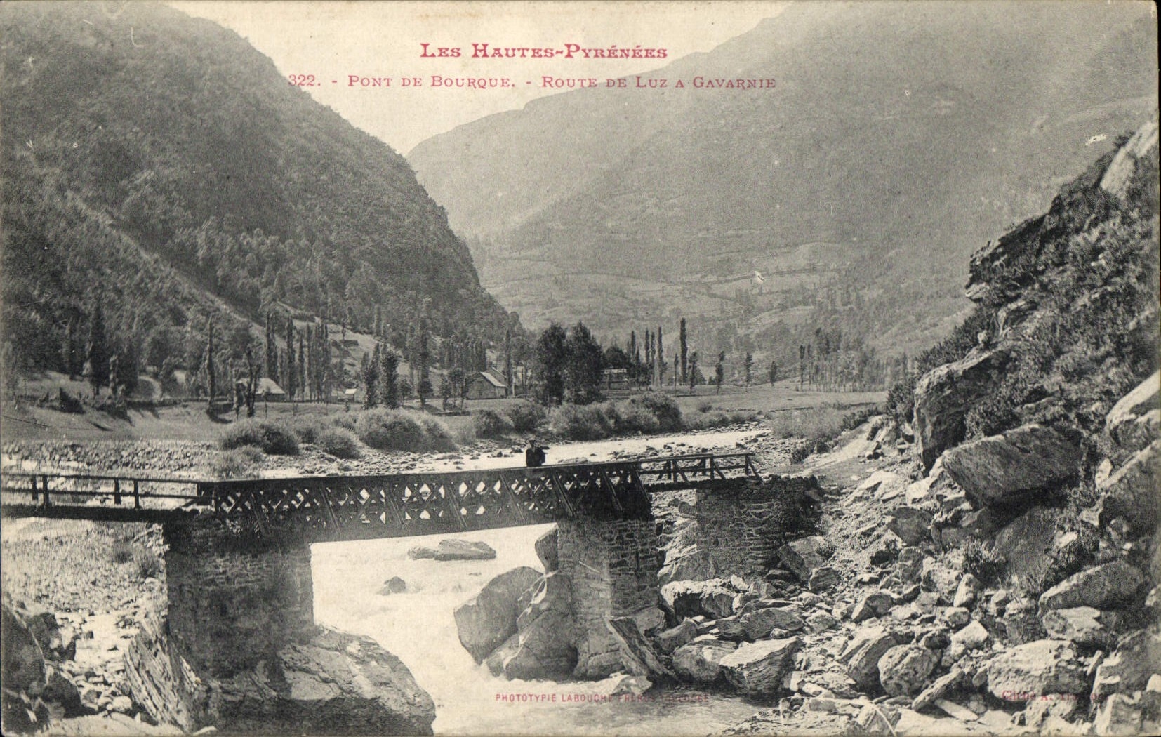 CPA Les Hautes Pyrenees Pond du Bourque Route de Luz a Gavannie