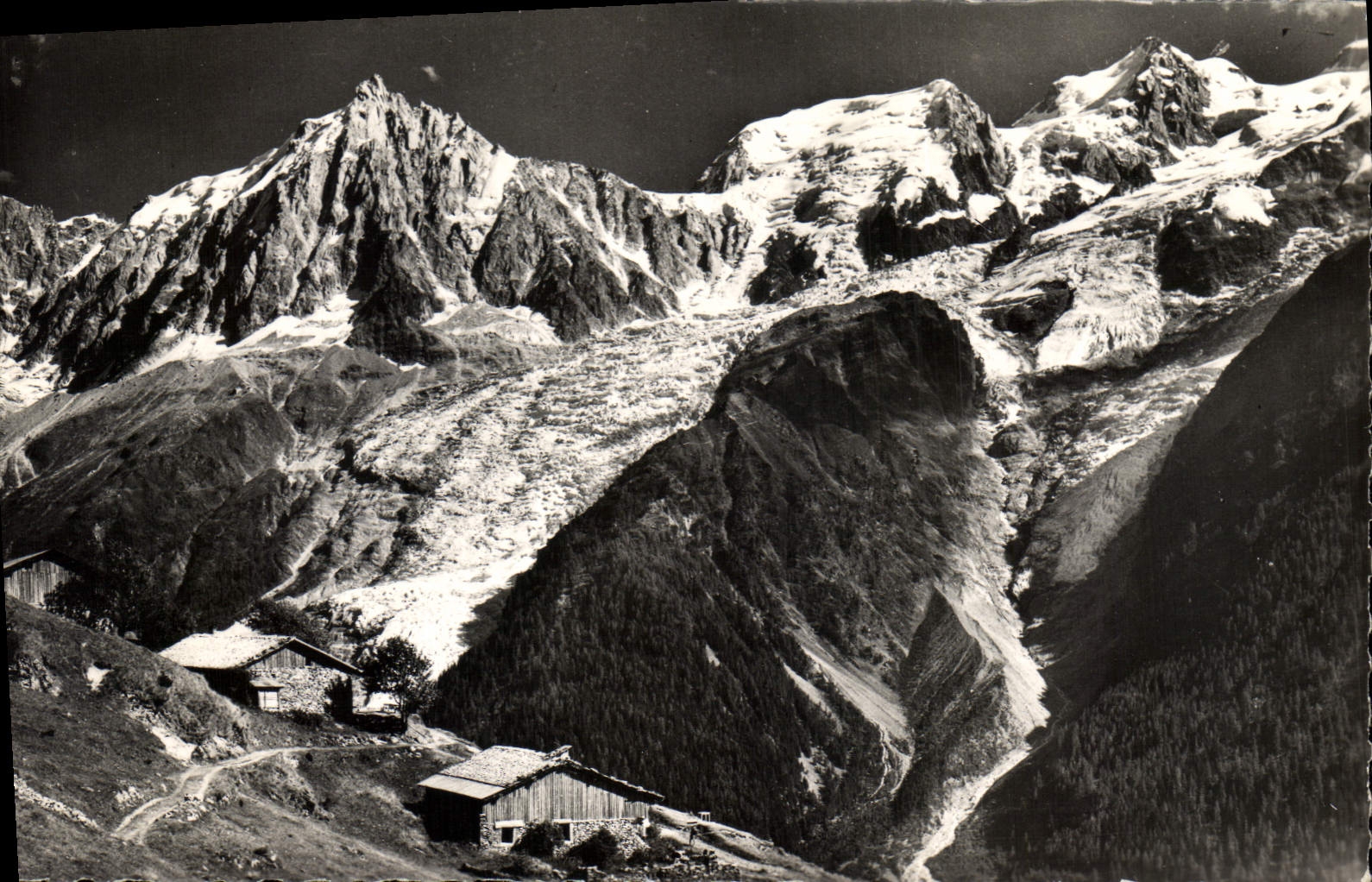 CPA Perdus entre ciel et terre (Petits Chalets dans le Massif du Mont Blanc)