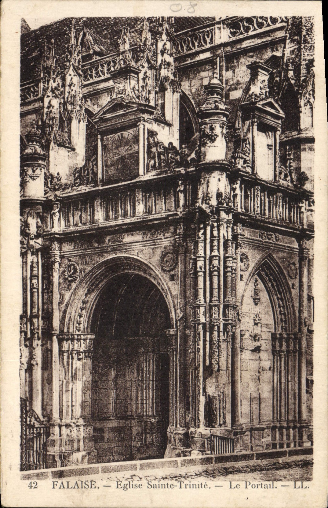CPA Falaise Eglise Sainte Trinite Le Portail