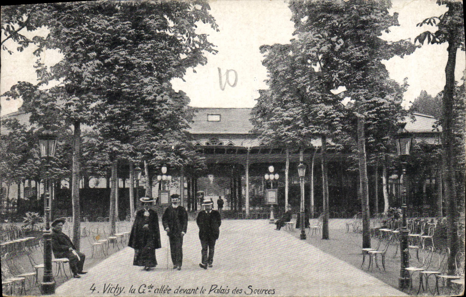 CPA Vichy La Gde allee devant le Palais des Sources