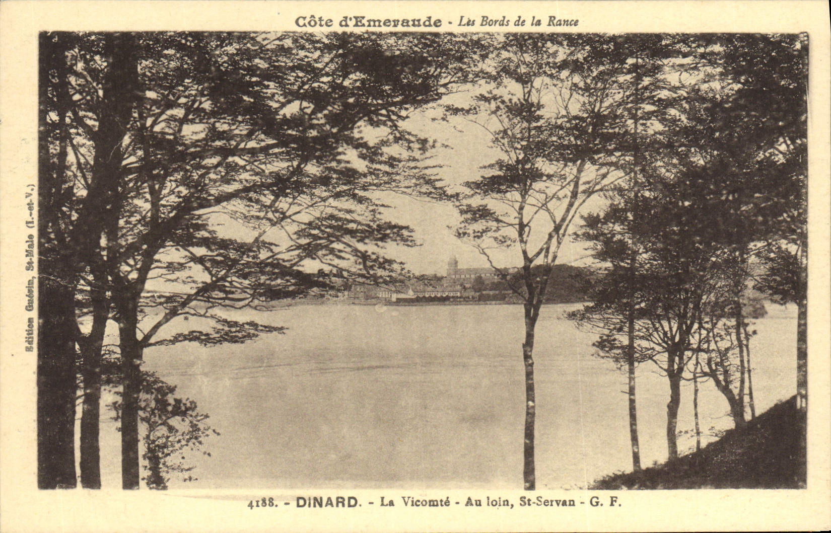 CPA Dinard Cote d'Emeraude Les Bords de la Ronce La Vicomte Au loin St Servan