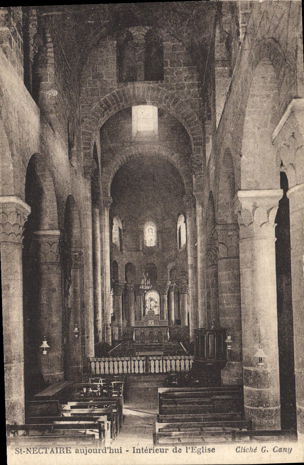 CPA St Nectaire aujourd'hui Interieur de l'Eglise