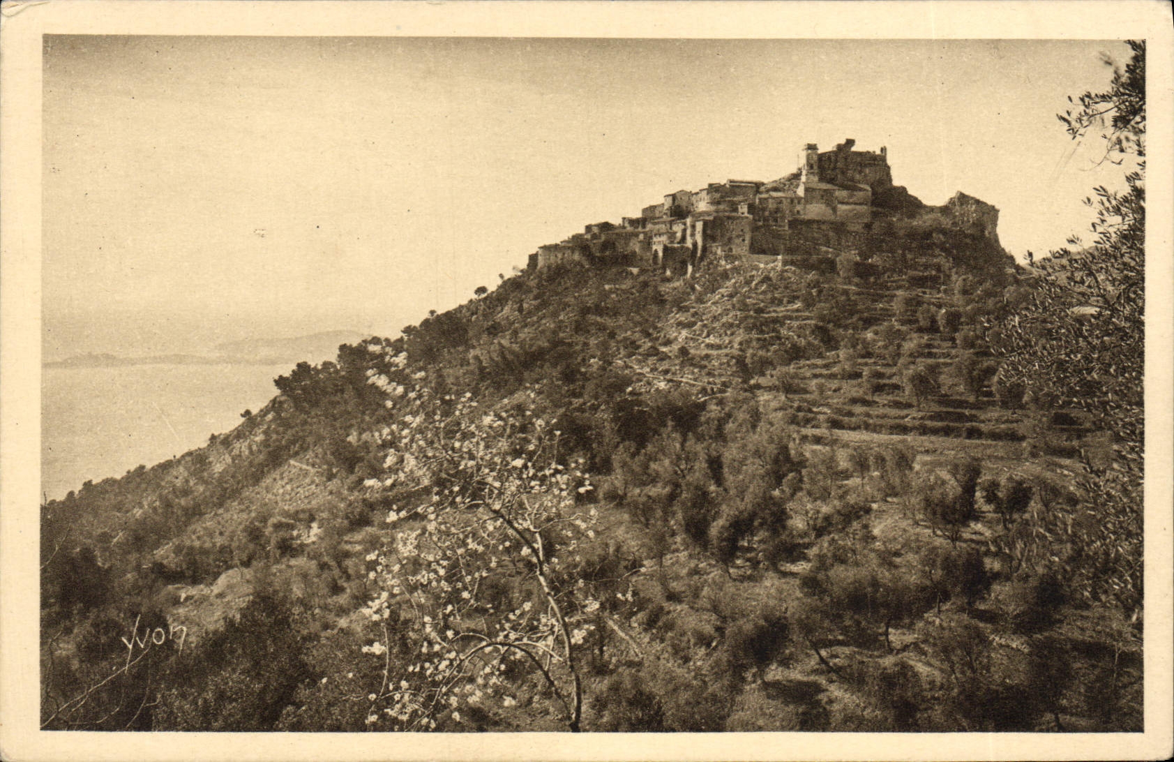 CPA Eze A M Le Village vu de la Route de la Nouvelle Corniche de Nice a Menton