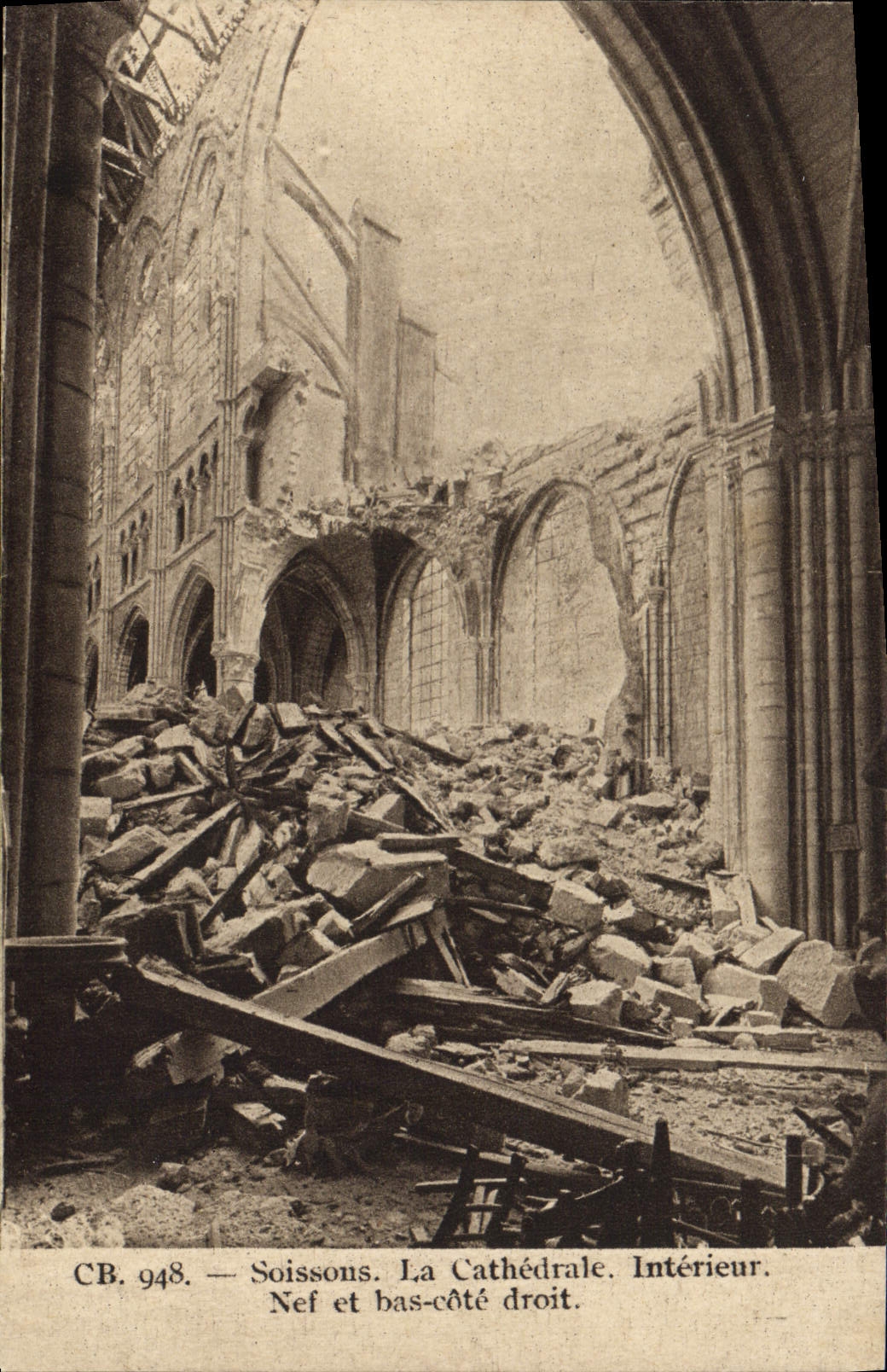 CPA Soissons La Cathedrale Interieur Nef et bas cote droit