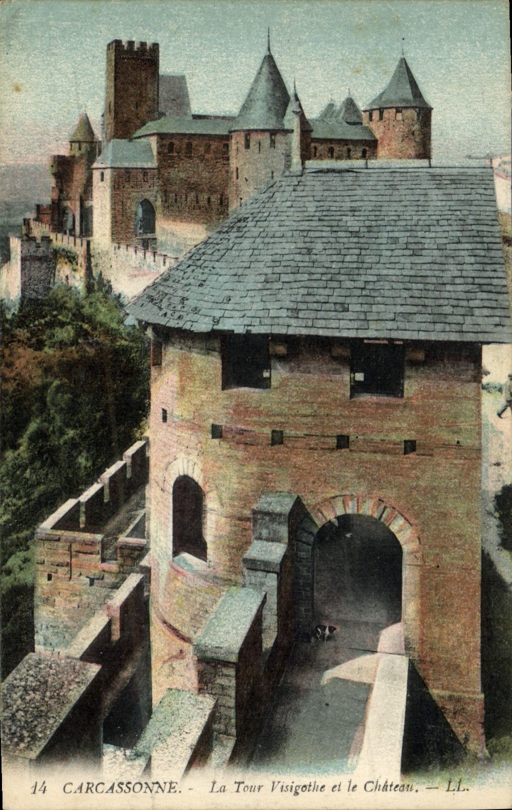 CPA Carcassonne La tour Visigothe et le Chateau 