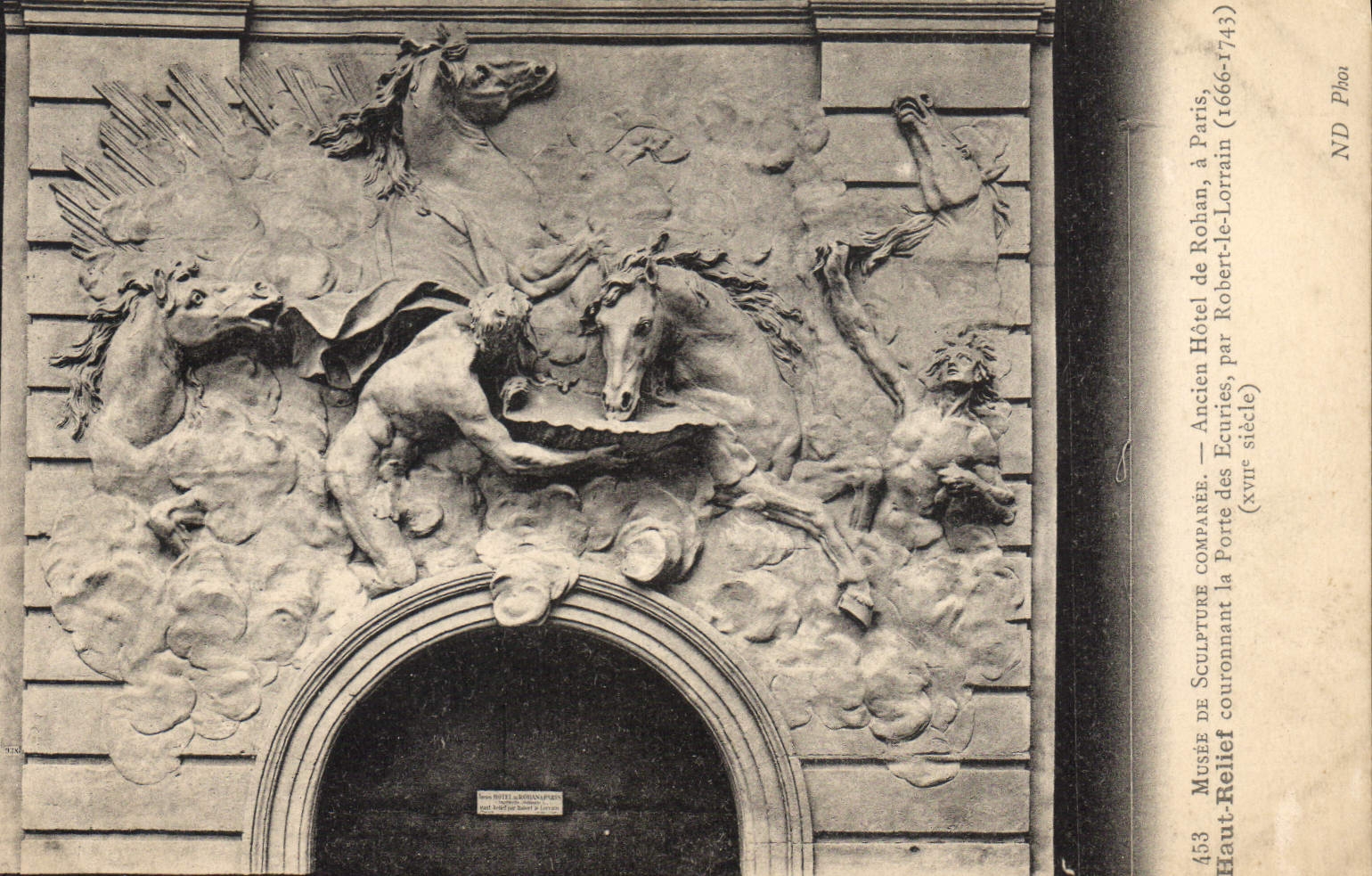 CPA Musee de sculpture comparee Ancien Hotel de Rohan Paris Haut relief couronnant la porte des Ecur