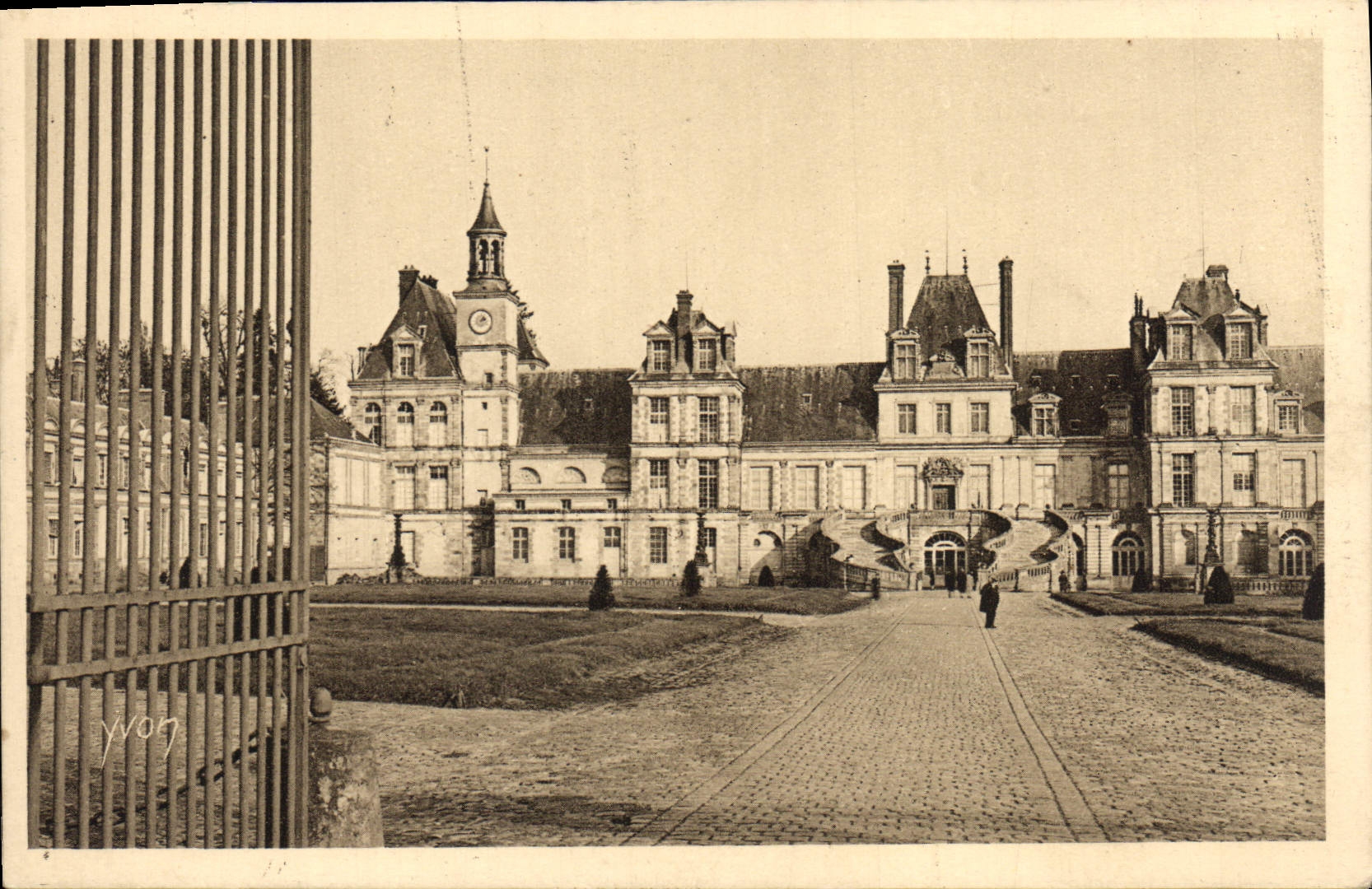 CPA La Douce France Palais de Fontainebleau Facade sur la Cour des Adieux 