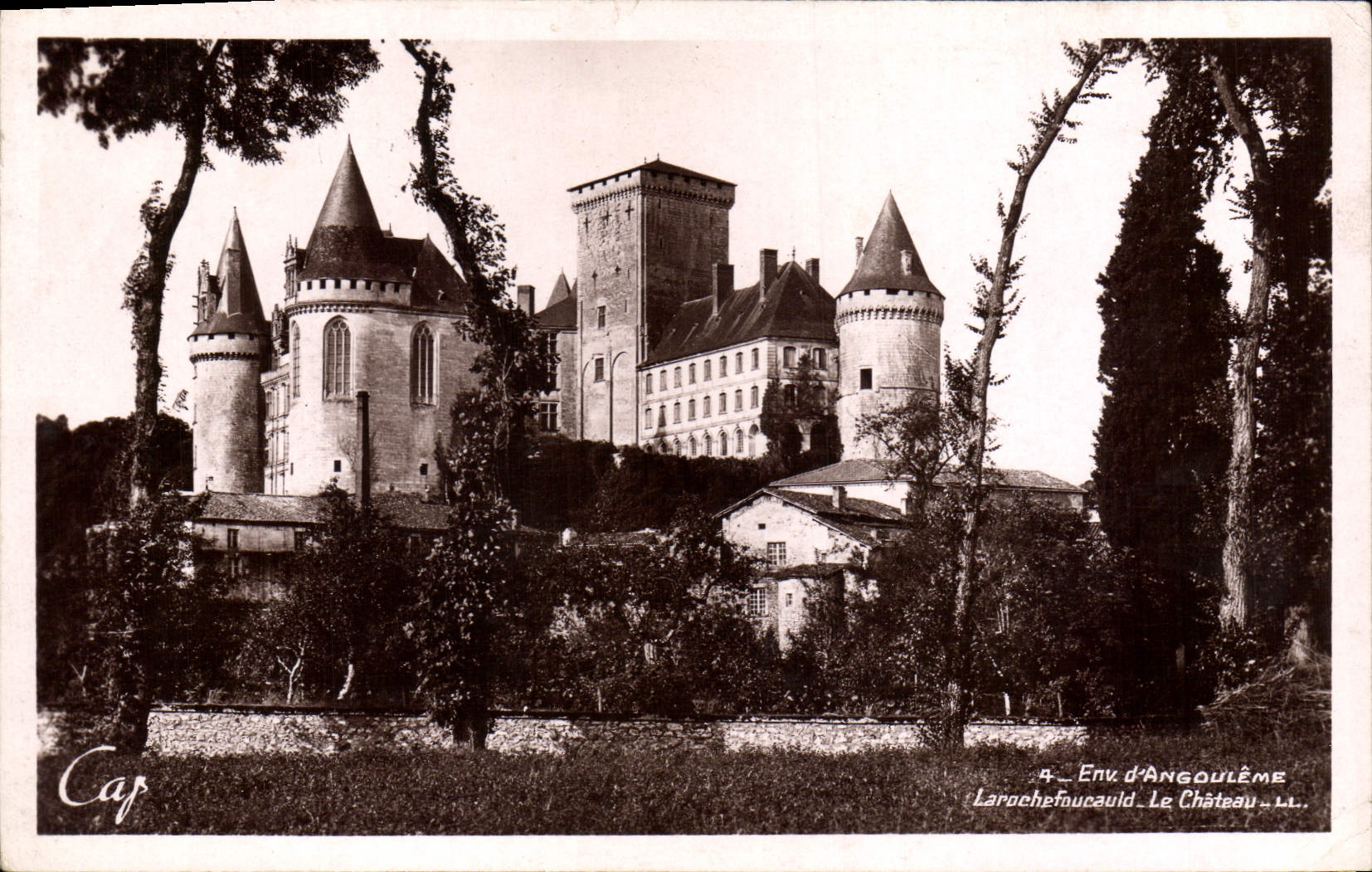 CPA Env d'Angouleme larochefoucauld Le Chateau 