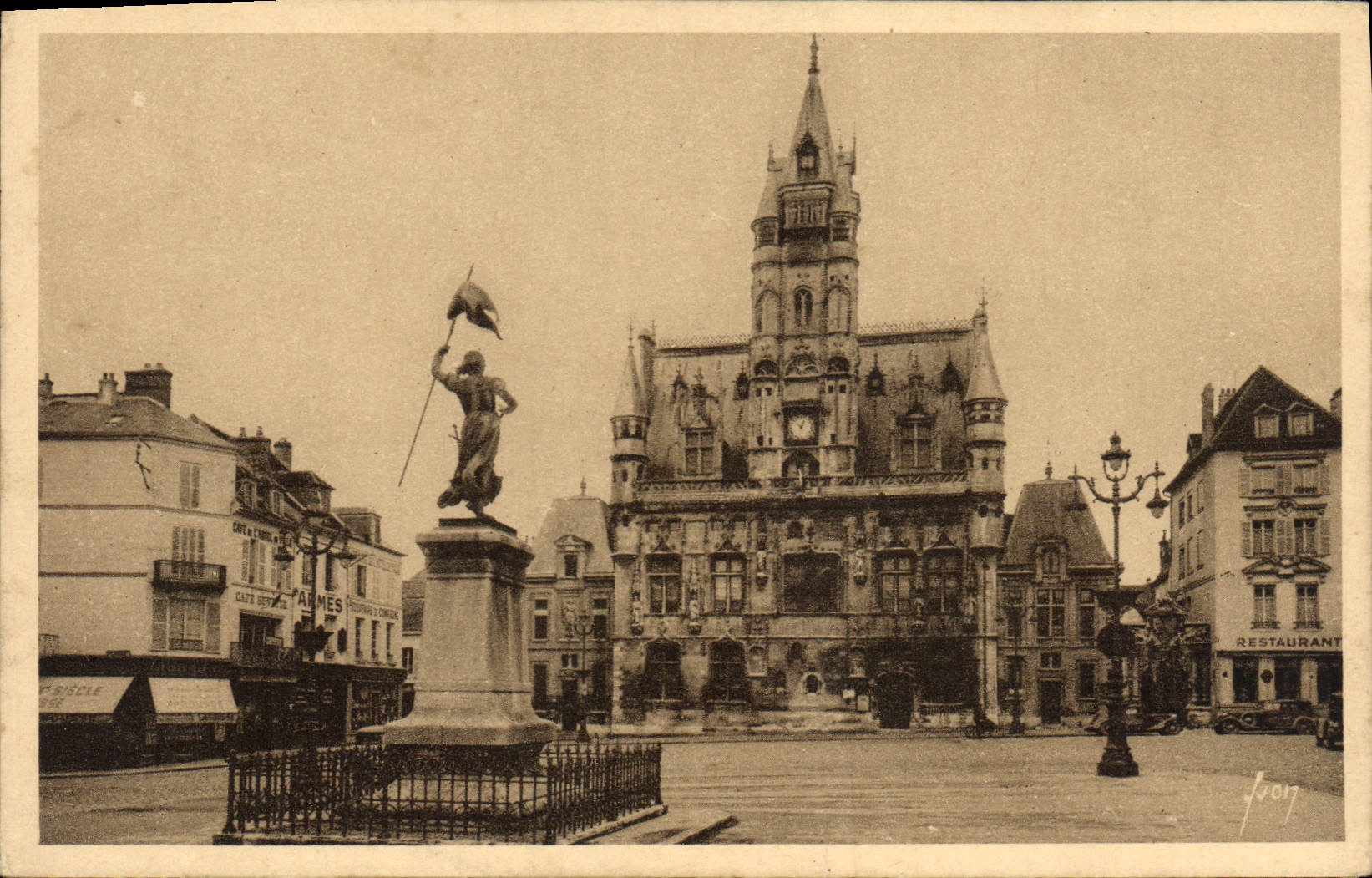 CPA Oise Compiegne Place de l'Hotel de ville 