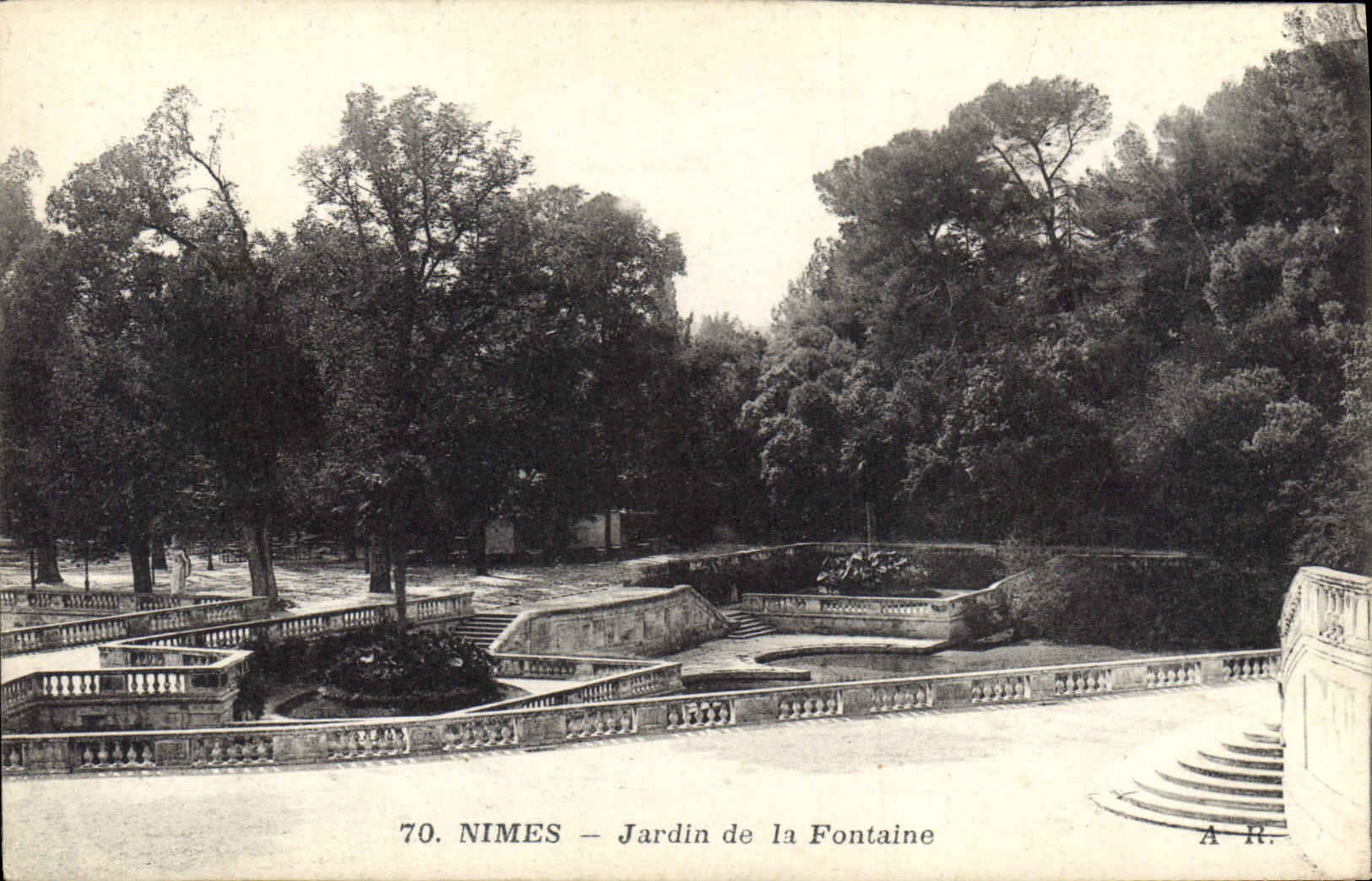CPA Nimes Jardin de la Fontaine 