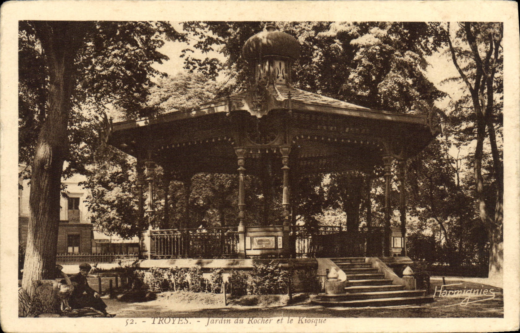 CPA Troyes Jardin du Rocher et le Kiosque 