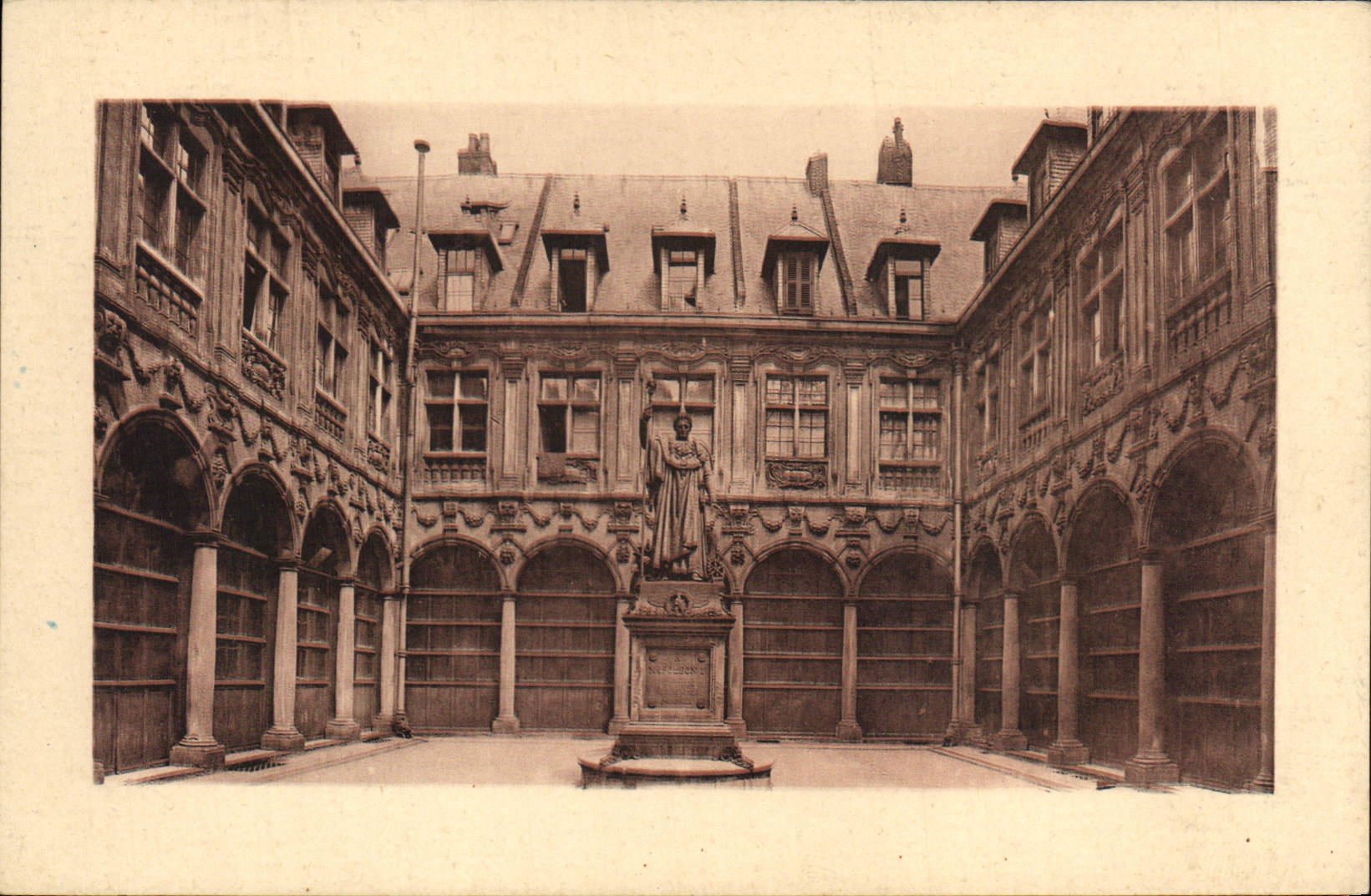 CPA Lille La cour de l'Ancienne Bourse 