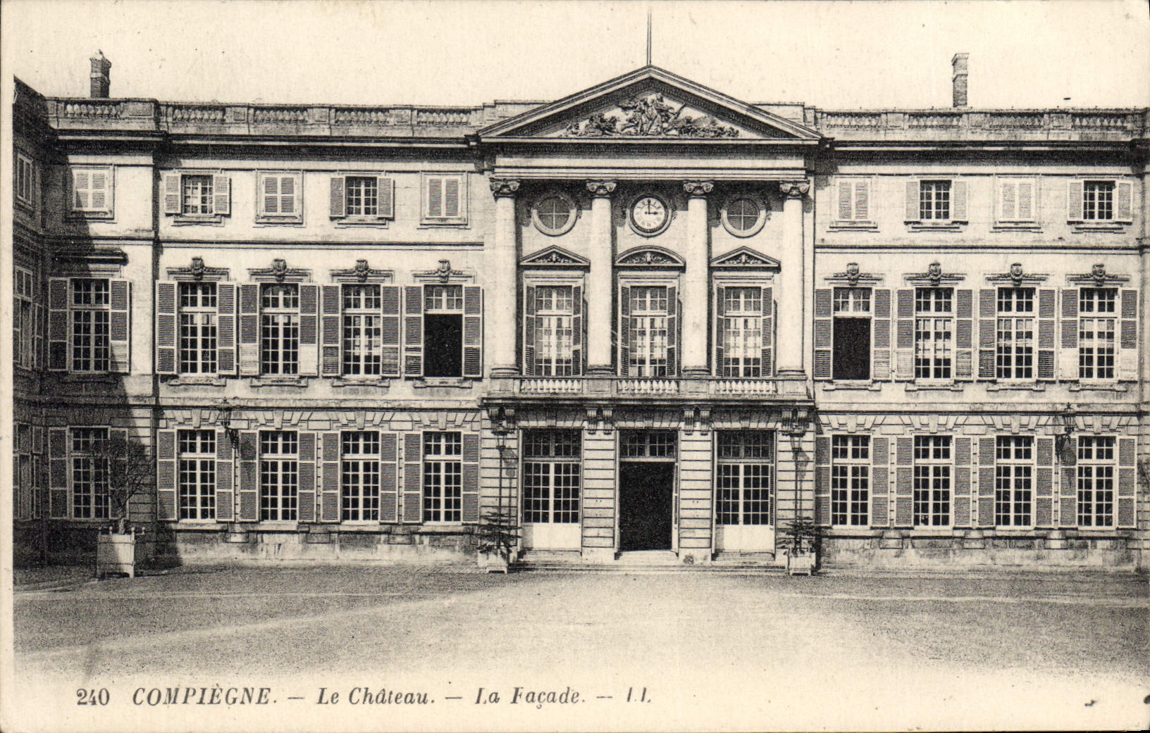 CPA Compiegne Le Chateau La Facade 