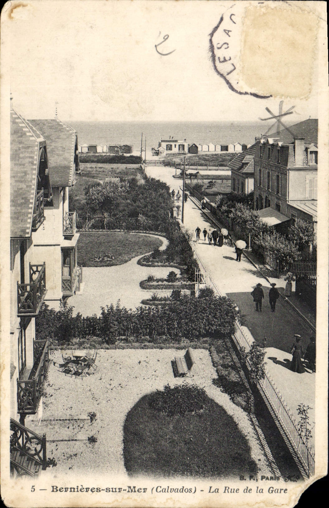CPA Bernieres sur Mer Calvados La Rue de la Gare 