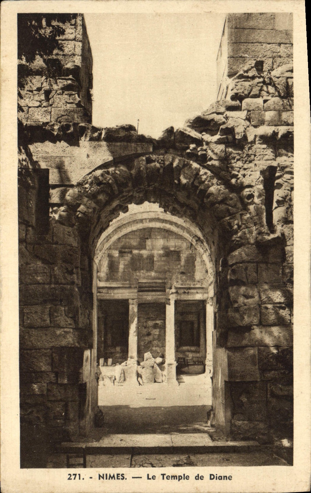 CPA Nimes Le Temple de Diane 