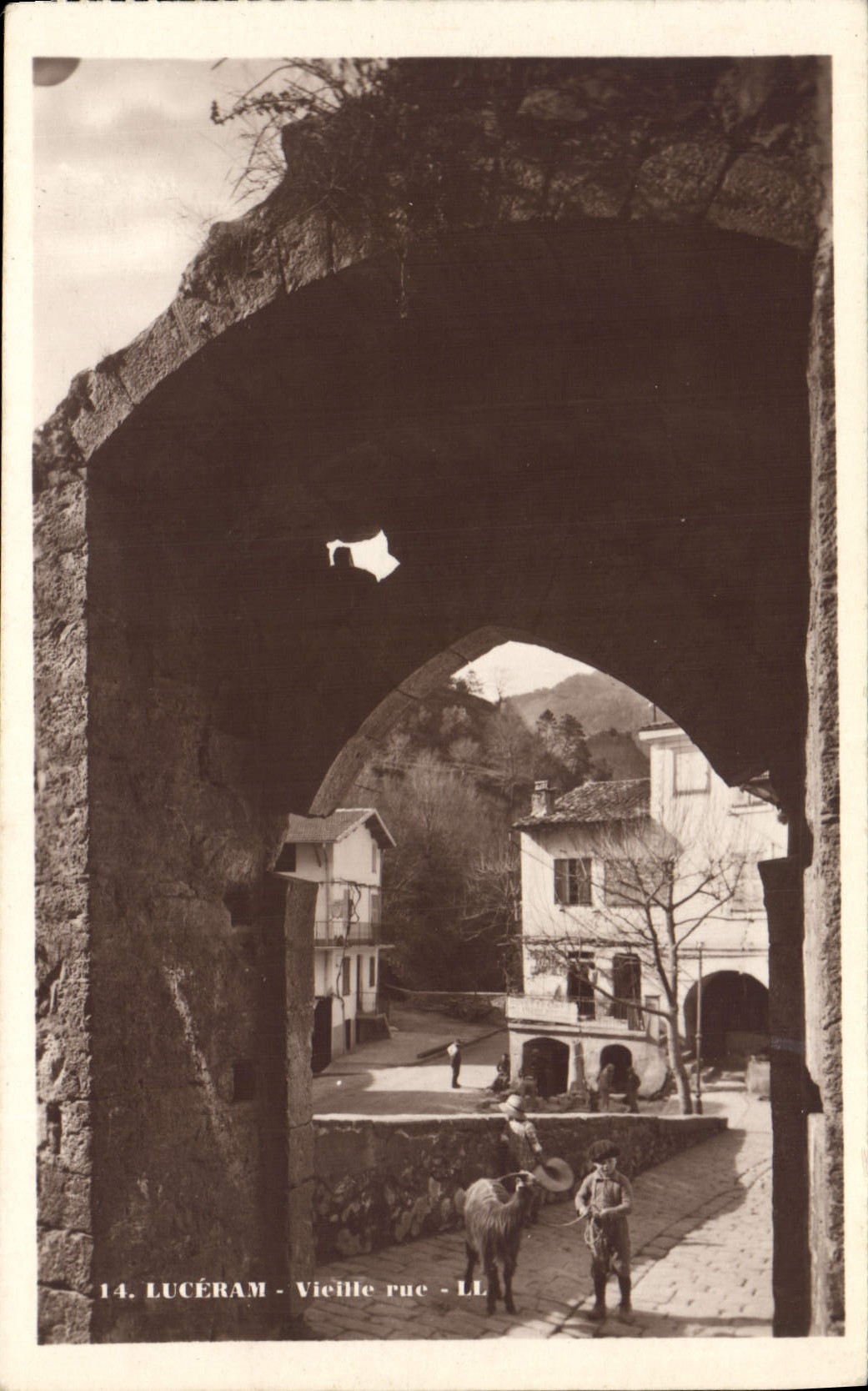 CPA Luceram Vieille rue Enfant Chevre