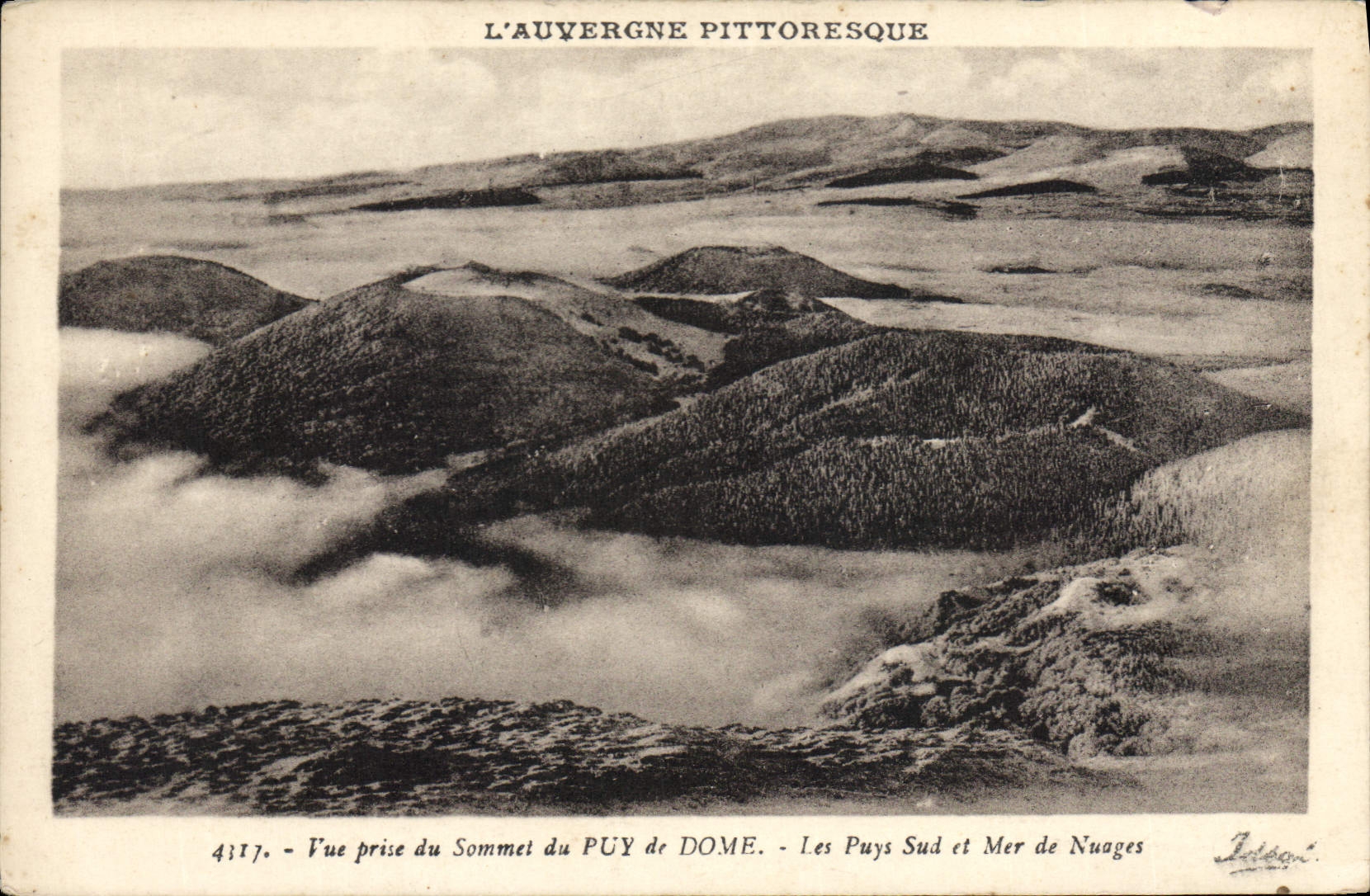 CPA Auvergne Pittoresque Vue prise du Sommet du Puy de Dome Les Puys Sud et Mer de Nuages 