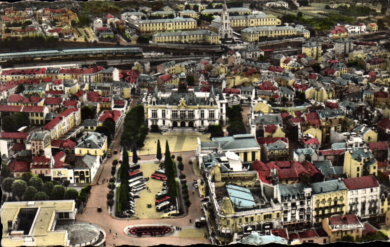 CPA Vichy Reine des Villes d'Eaux Vue aerienne sur l'Esplanade de l'Hotel de Ville 