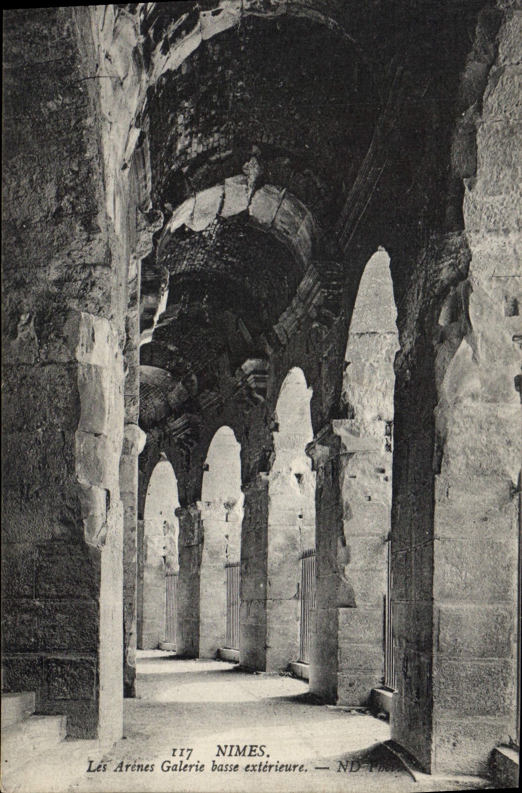 CPA Nimes Les Arenes Galerie basse exterieure