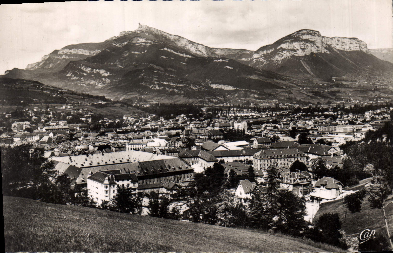 CPA Chambery vue vers les casernes et le Nivolet