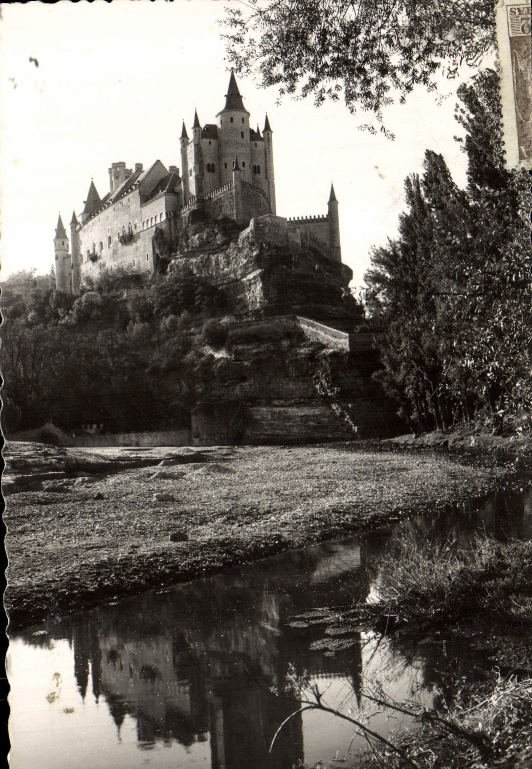 CPM El Alcazar chateau reflechi a l'Eresma Segovia