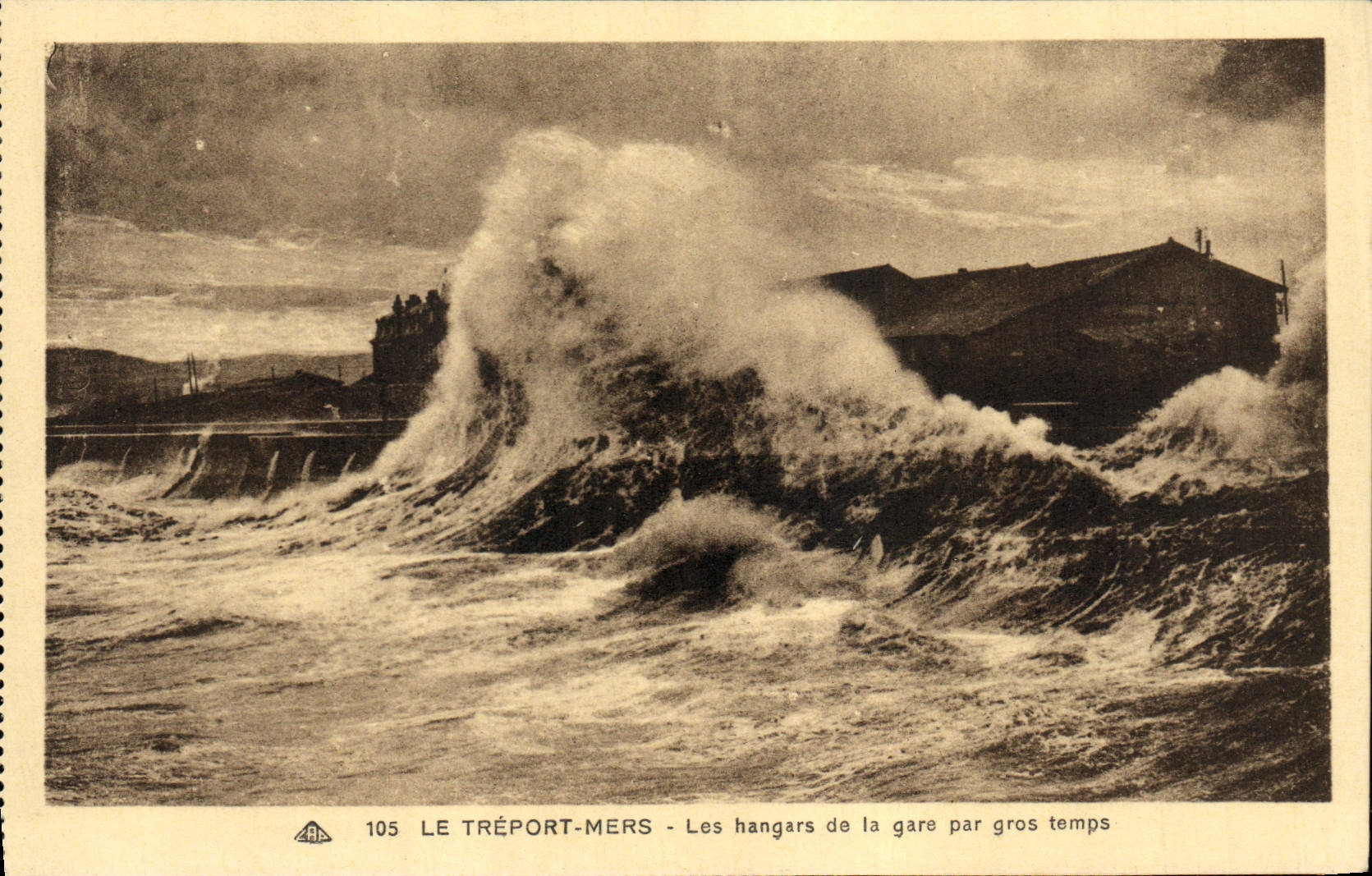 CPA Le Treport Mers les hangars de la gare par gros temps 