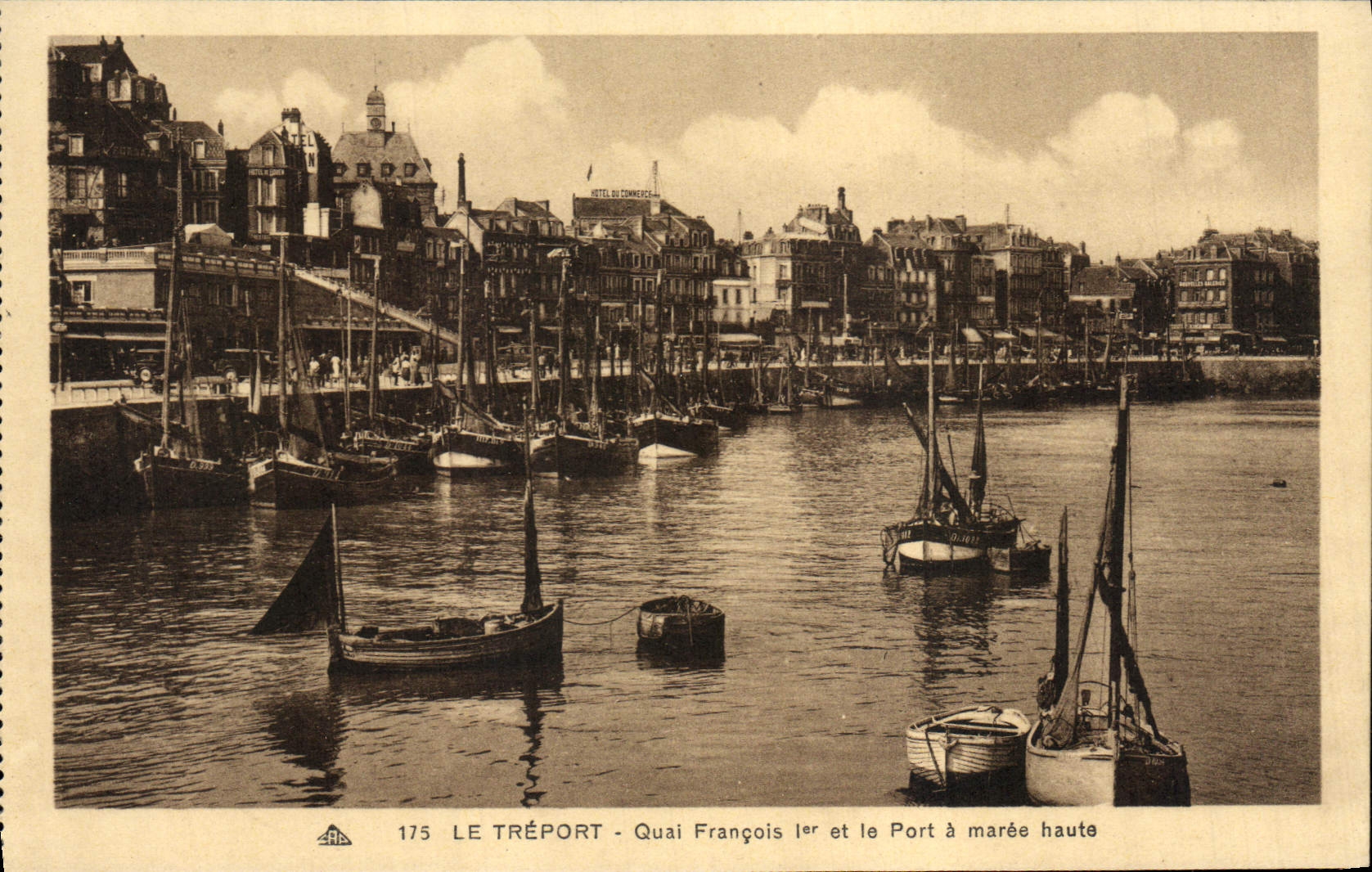 CPA Le Treport quqi Francois I et le port a maree haute Bateaux