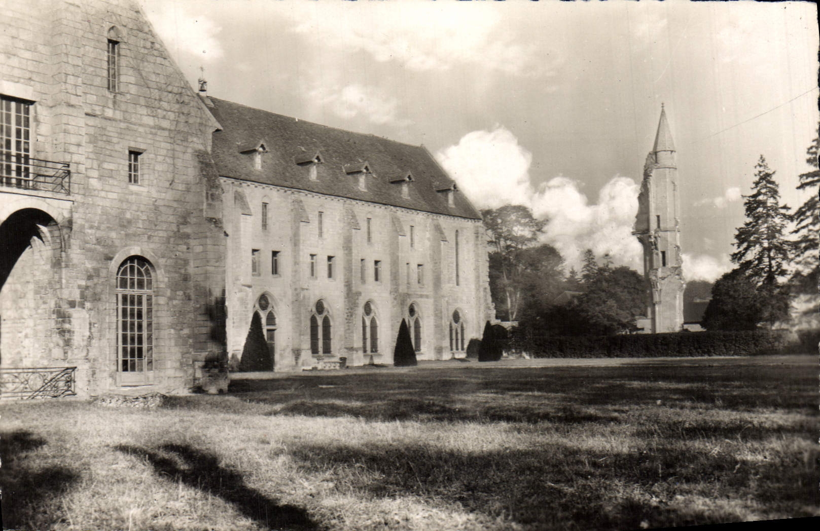 CPA Vue generale cote Est Abbaye de Royaumont