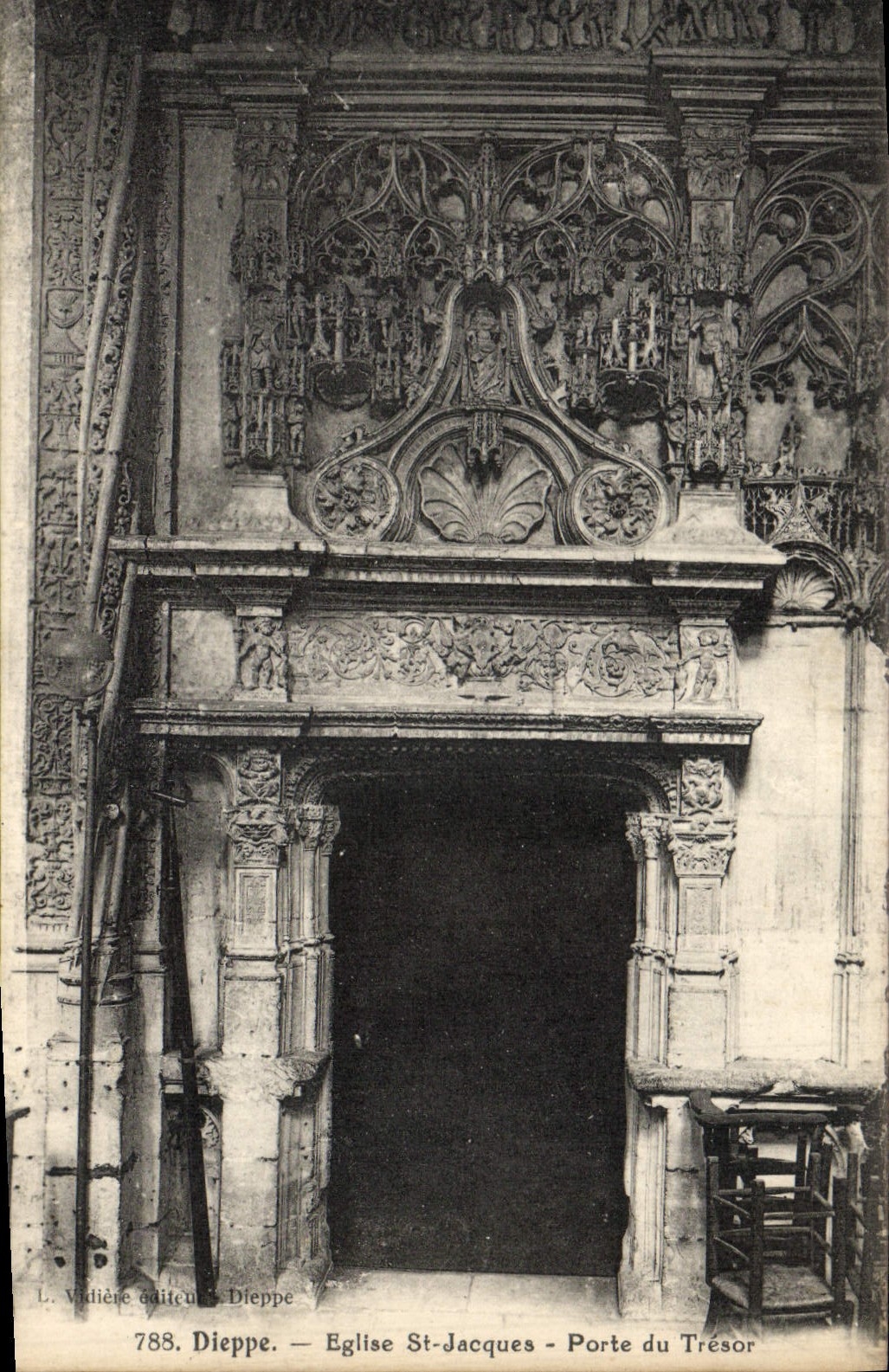 CPA Dieppe Eglise St Jacques porte du Tresor 