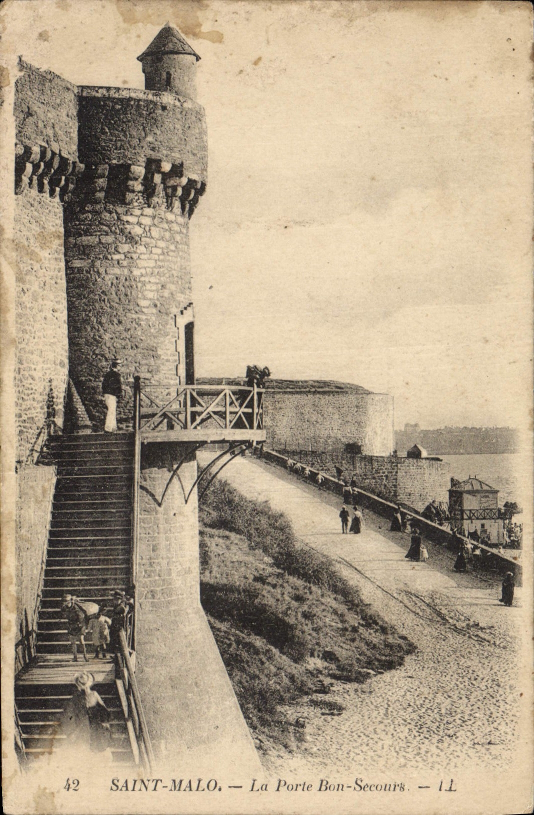 CPA Saint Malo la porte Bon Secours 