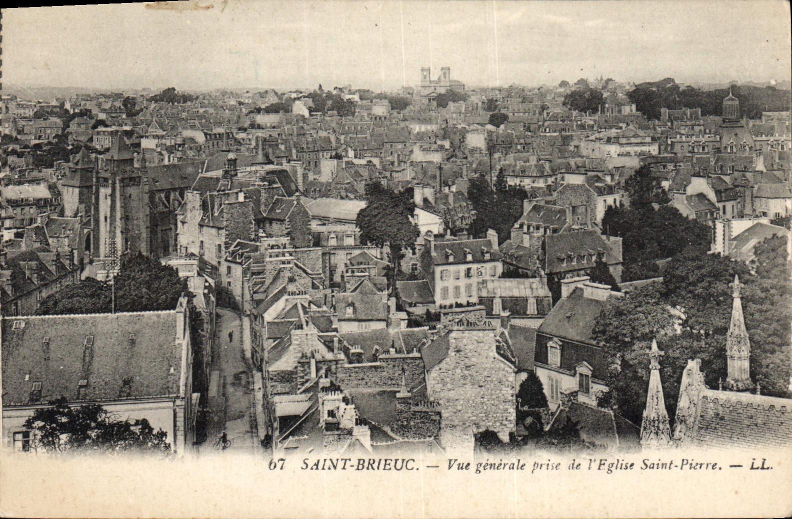 CPA Saint Brieuc Vue generale prise de l'Eglise Saint Pierre 