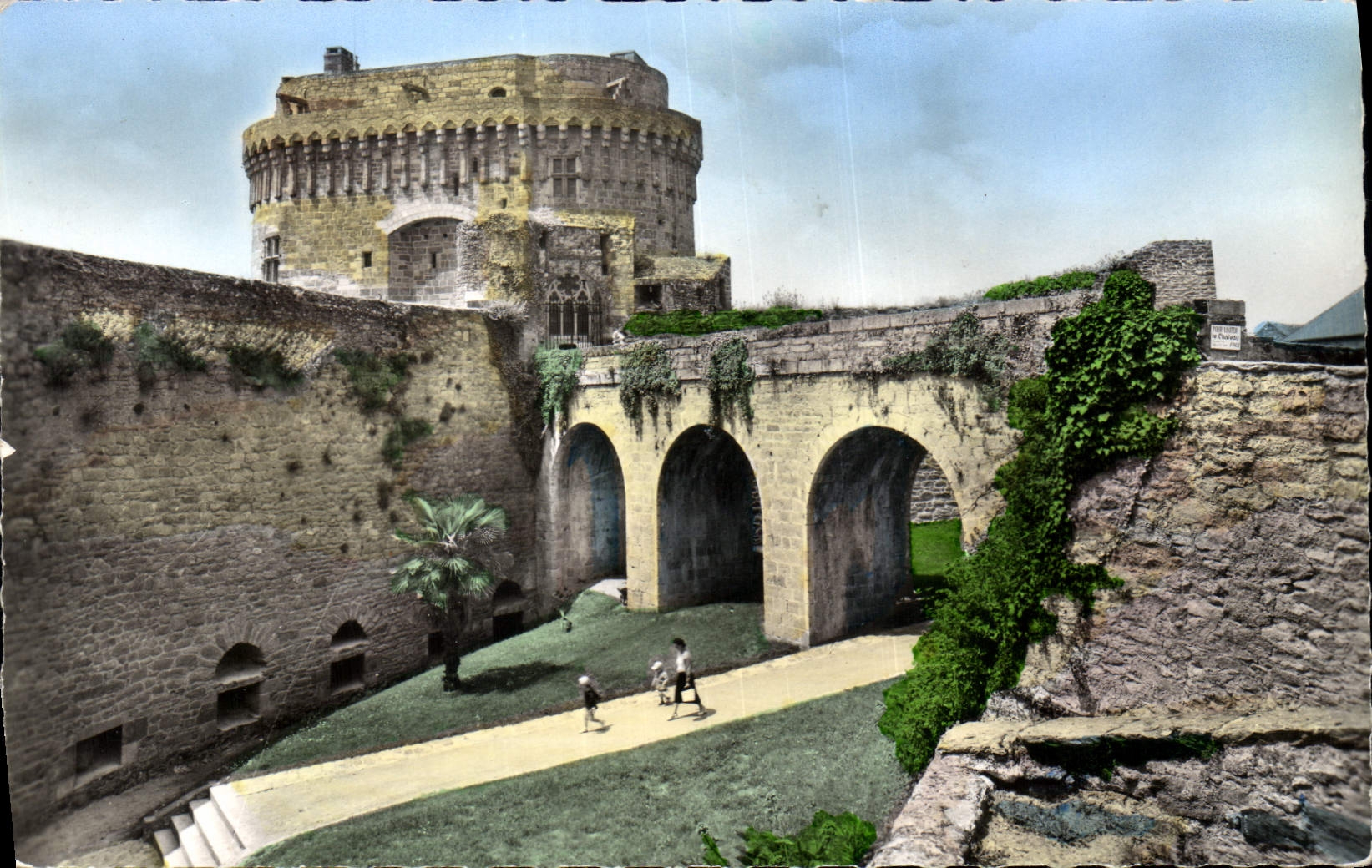 CPA Dinan Le CHateau de la Duchesse Anne et les remparts 