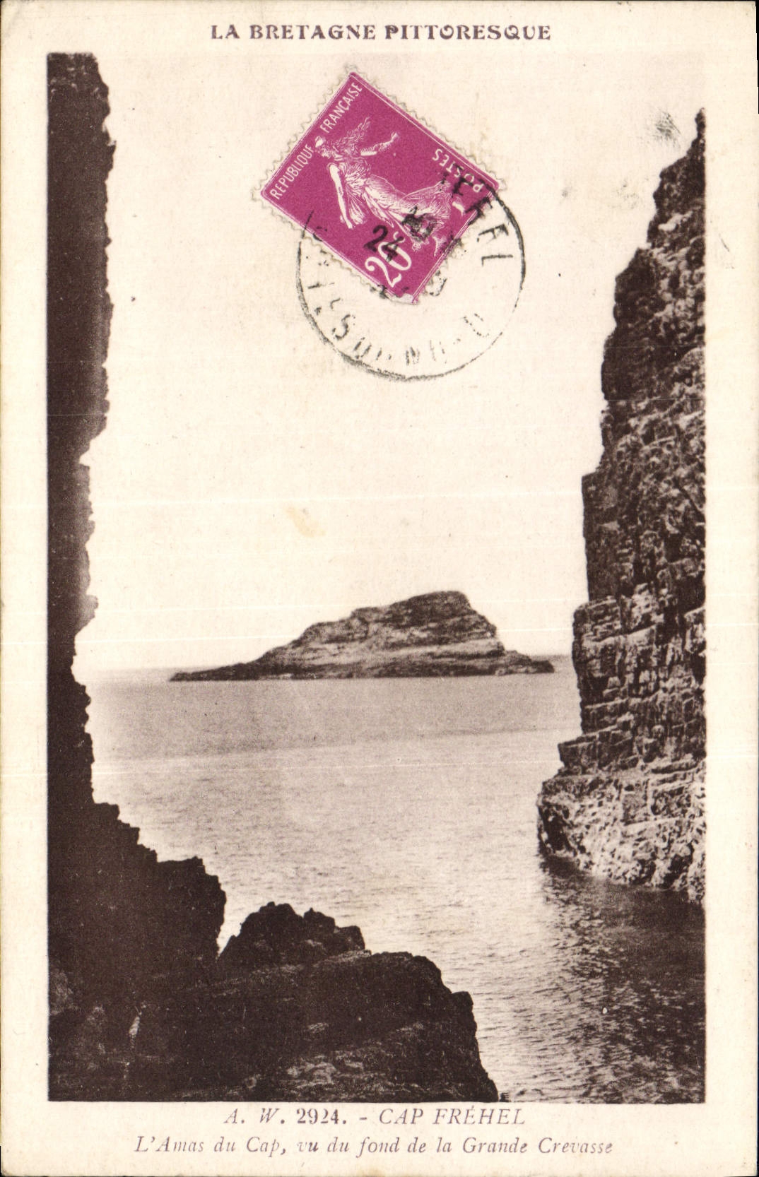 CPA La Bretagne Pittoresque Cap Frehel L'Amas du Cap vu du fond de la Grande Crevasse