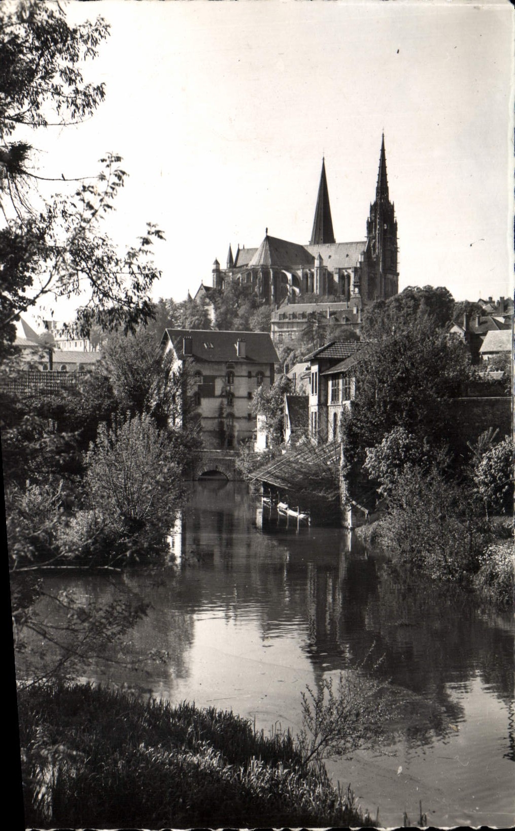 CPA Chartres La Cathedrale vue du Pont Neuf 