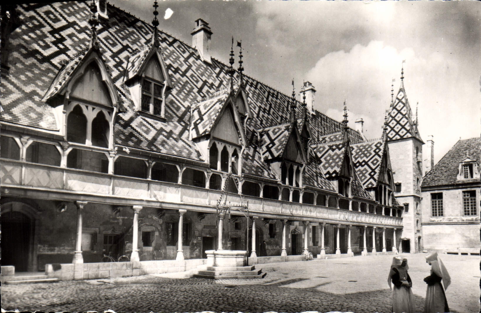 CPA Beaune Cote d'Or L'Hotel Dieu fonde en 1443 La cour d'honneur 