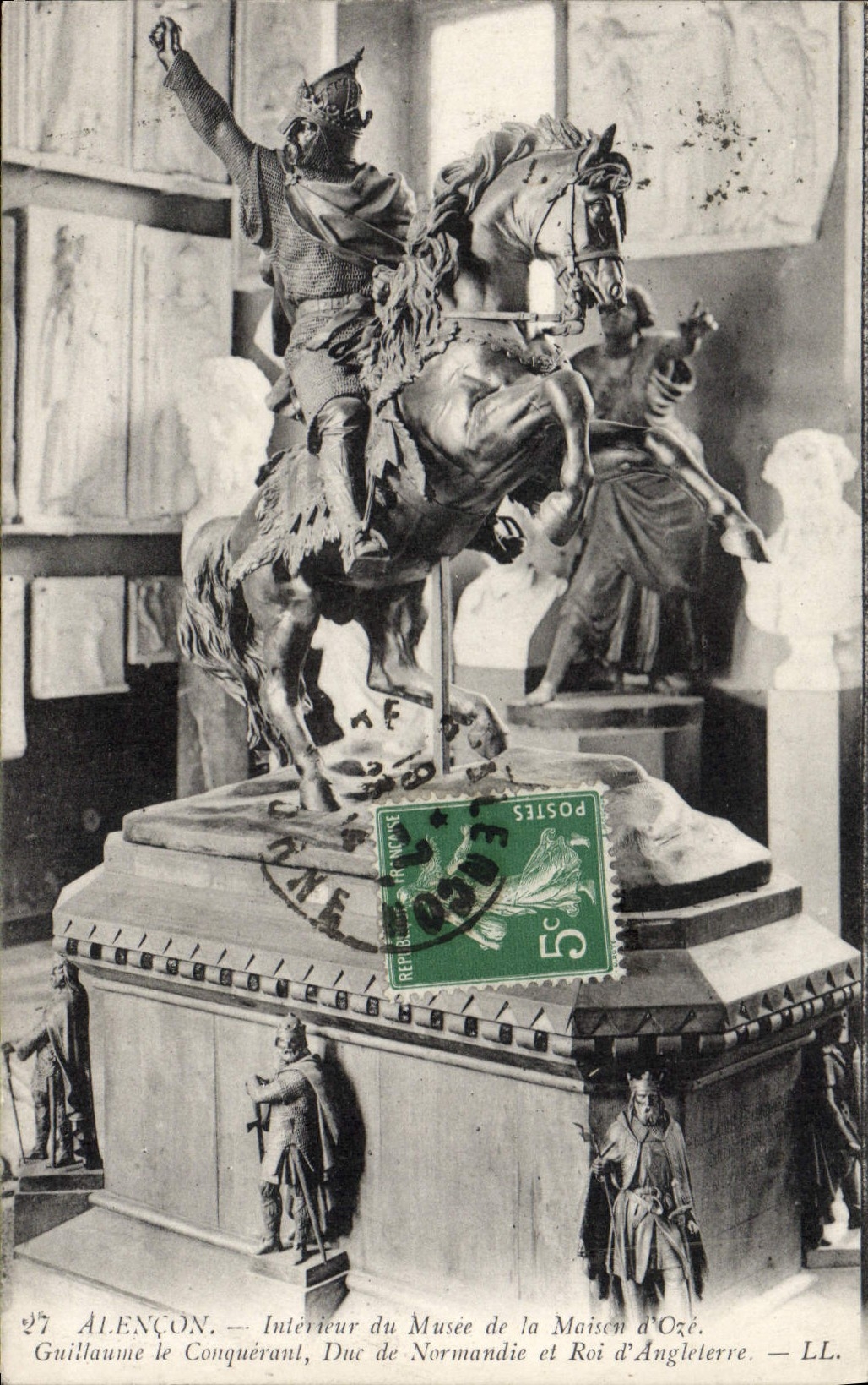 CPA Alencon Interieur du Musee de la Maison d'Oze Guillaume le Conquerant duc de Normandie et roi d'
